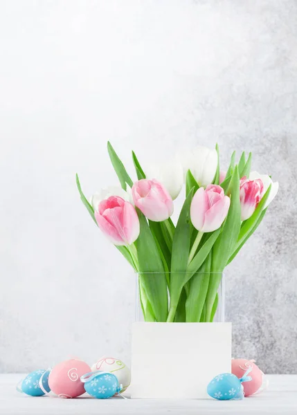 Pasen Wenskaart Met Tulp Bloemen Kleurrijke Paaseieren Houten Tafel Met — Stockfoto