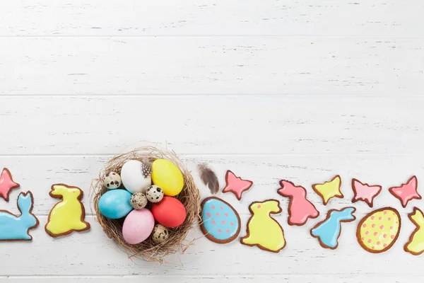 Easter Eggs Gingerbread Cookies Wooden Table Rabbits Butterflies Eggs Greeting — Stock Photo, Image