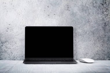 Ev ofis çalışma alanı boş siyah perde dizüstü bilgisayar ile çatı. Kopya alanı ile mockup veya metin için