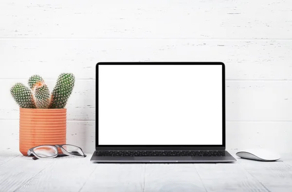空白の画面のパソコンと植物とホーム オフィス職場をロフトします あなたのモックアップまたはテキストのコピー スペース — ストック写真