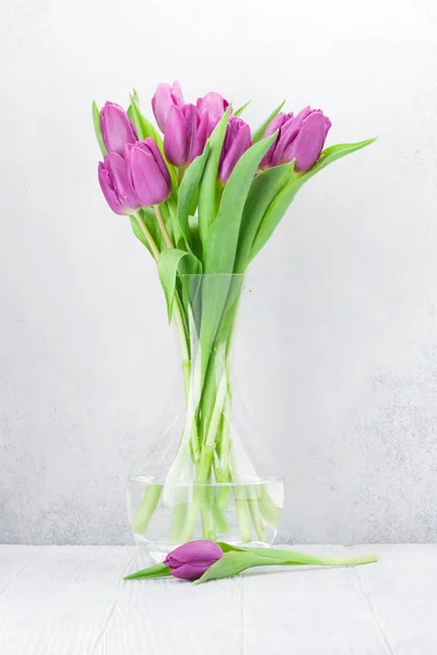 Великодня Листівка Букетом Квітів Тюльпанів Перед Кам Яною Стіною Простором — стокове фото