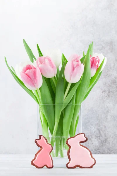 Ostergrußkarte Mit Tulpenblumen Und Lebkuchen Mit Platz Für Ihre Grüße — Stockfoto