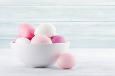 Paskalya tebrik kartı ile renkli Paskalya yumurtaları