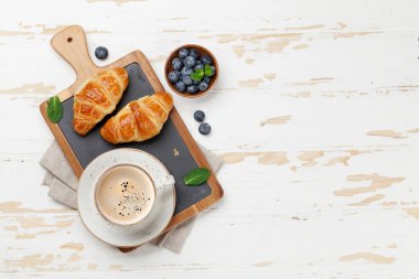 Kahvaltı kahve, kruvasan ve çilek. Ahşap masa üzerinde. Metniniz için kopya alanı ile Üstten Görünüm