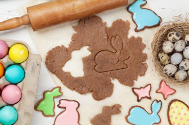 Gingerbread çerezleri ve renkli yumurta pişirme ile Paskalya tebrik kartı