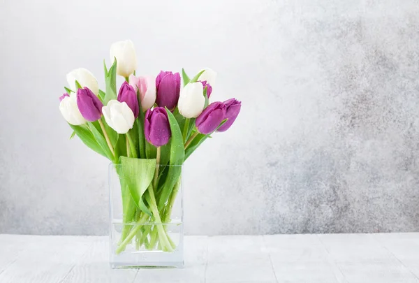 Tarjeta Felicitación Pascua Con Ramo Flores Tulipán Delante Pared Piedra —  Fotos de Stock