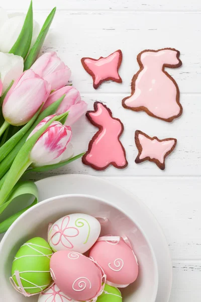 Ostergrußkarte Mit Tulpenblumen Lebkuchen Und Ostereiern Draufsicht Auf Holztisch — Stockfoto