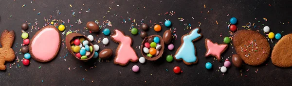Fondo Tarjeta Felicitación Pascua Con Coloridas Galletas Jengibre Huevos Chocolate —  Fotos de Stock