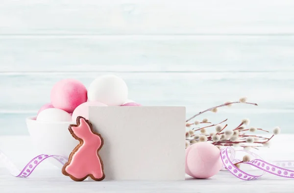 Ostergrußkarte Mit Lebkuchen Und Ostereiern Vor Einer Holzwand Mit Platz — Stockfoto