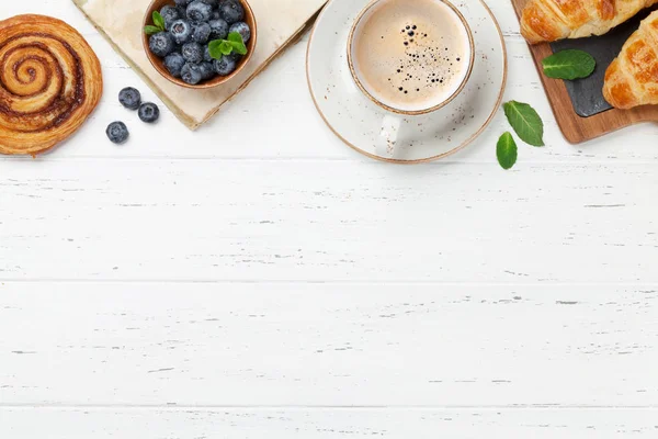 Colazione Base Caffè Croissant Bacche Sul Tavolo Legno Vista Dall — Foto Stock