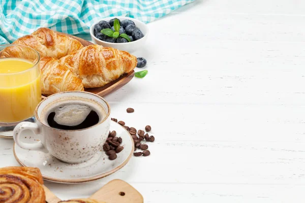 Café Croissants Zumo Naranja Rollos Canela Desayuno Bayas Sobre Una — Foto de Stock