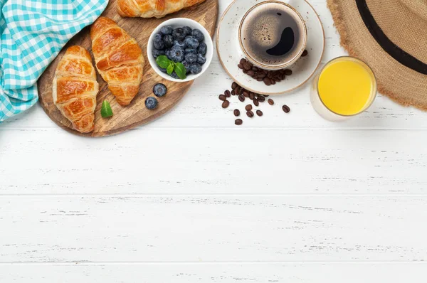 Кофе Круассаны Апельсиновый Сок Ягоды Завтрак Деревянном Столе Вид Сверху — стоковое фото
