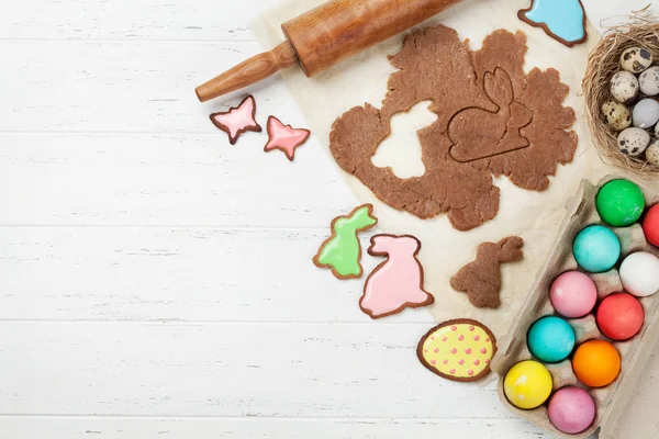 Cartão Páscoa Com Biscoitos Gengibre Cozinha Ovos Coloridos — Fotografia de Stock