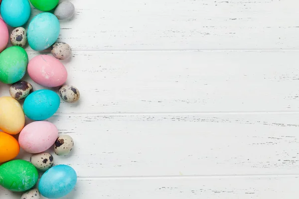 Tarjeta Felicitación Pascua Con Huevos Colores Vista Superior Sobre Mesa — Foto de Stock