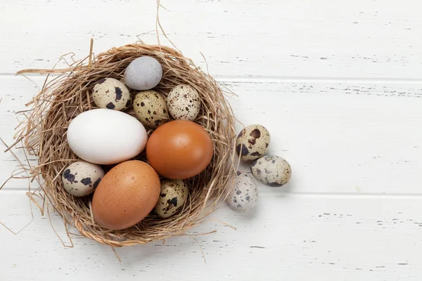 Ostergrußkarte Mit Hühner Und Wachteleiern Nest Draufsicht Auf Holztisch Mit — Stockfoto