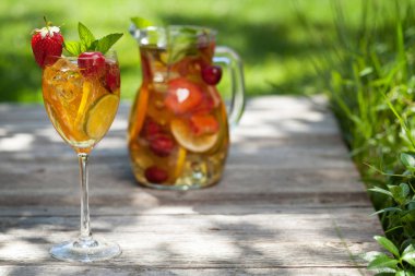 Ev yapımı limonata veya sangria yaz meyve ve çilek ile. Açık. Senin metin için ile yer