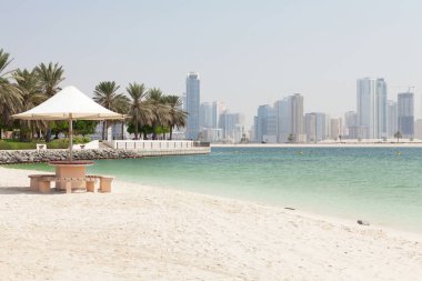 Dubai şehir silüetinin marina ve plaj ön