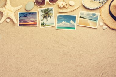Tatil arka plan kavramı güneş gözlüğü, plaj şapka, kabukları ve fotoğraflar ile kum zemin üzerinde seyahat. Üstten Görünüm kopya alanı ile. Düz yatıyordu. Bana tarafından çekilen tüm fotoğrafları. Sunny tonda