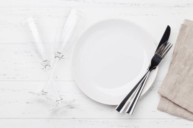 Tablo ayarı. Boş levha, bıçak, çatal ve şampanya bardağı. Üstten Görünüm ve düz lay kopya alanı ile