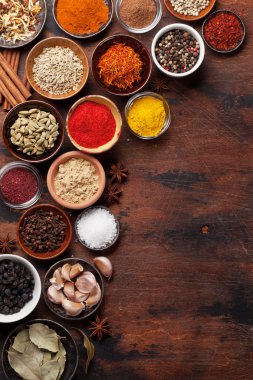 Çeşitli baharatlar ve otlar ahşap arka plan üzerinde kümesi. Üstten Görünüm ile yer tarifi için. Düz yatıyordu