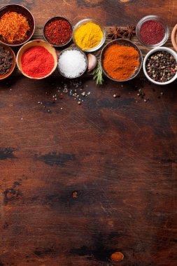 Çeşitli baharatlar ve otlar ahşap arka plan üzerinde kümesi. Üstten Görünüm ile yer tarifi için. Düz yatıyordu