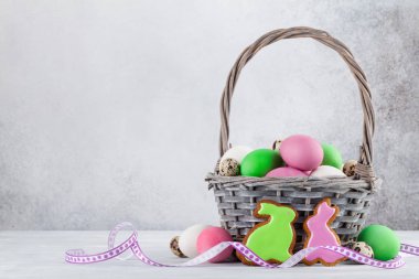 Paskalya tebrik kartı ile renkli gingerbread çerezleri