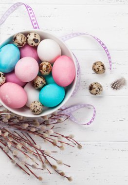 Paskalya tebrik kartı ile renkli Paskalya yumurtaları