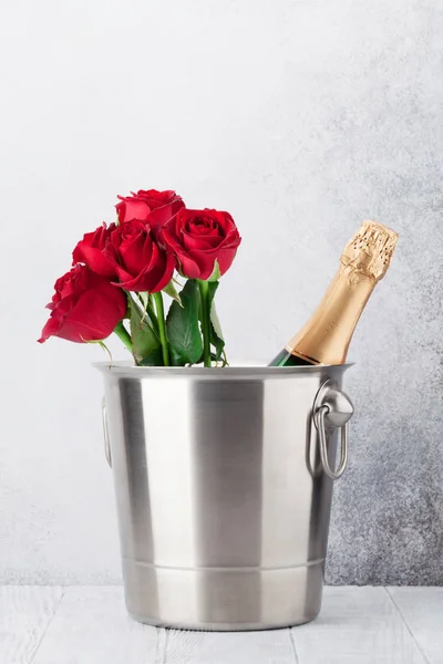 Открытка День Святого Валентина Шампанским Ведре Букет Розовых Цветов Пространством — стоковое фото