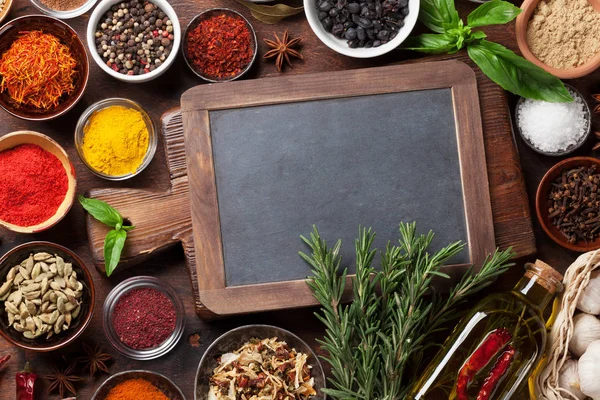 Set Van Verschillende Kruiden Specerijen Houten Achtergrond Bovenaanzicht Met Schoolbord — Stockfoto