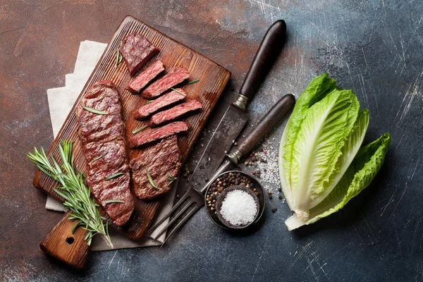 Top Blade Oder Denver Gegrilltes Steak Über Schneidebrett Und Salat — Stockfoto