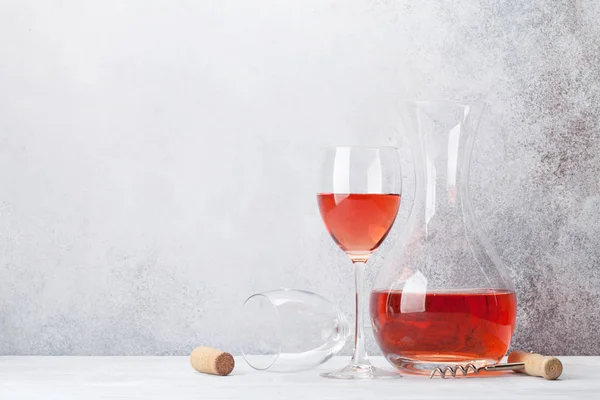 Rose Vin Glas Och Karaff Träbord Framför Stenmuren Med Utrymme — Stockfoto