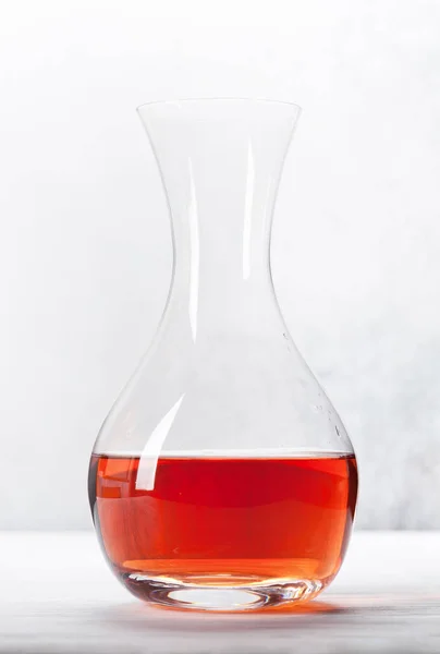 Vino Rosato Decanter Tavolo Legno Davanti Muro Pietra Con Spazio — Foto Stock