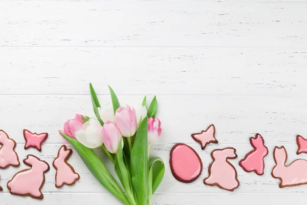 Ostergrußkarte Mit Tulpenblumen Und Lebkuchen Draufsicht Auf Holztisch Mit Platz — Stockfoto