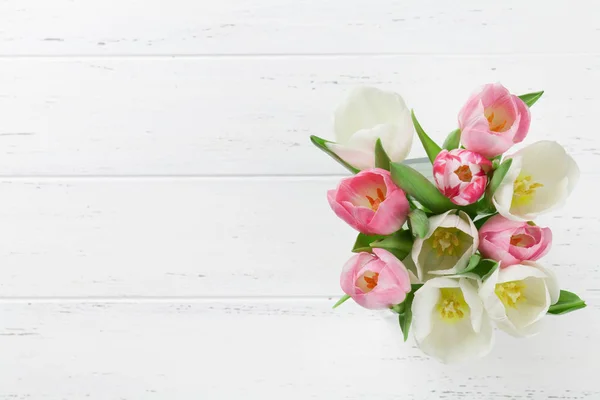Húsvéti Üdvözlőlap Hátteret Színes Tulipán Virág Fehér Fából Készült Asztal — Stock Fotó