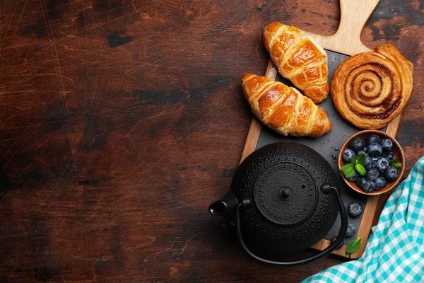 Croissanter Kanelbullar Och Bär Frukost Träbord Ovanifrån Med Kopia Utrymme — Stockfoto