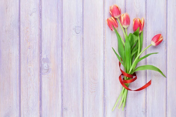 Tulipanes Rojos Sobre Mesa Madera Vista Superior Con Espacio Para —  Fotos de Stock