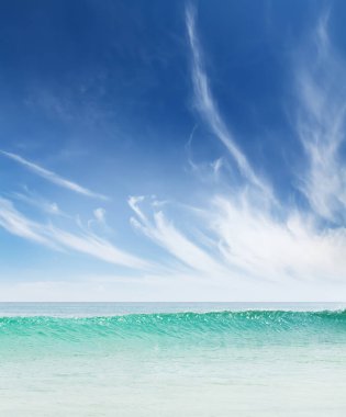 Yaz tropikal deniz dalgaları ve mavi gökyüzü bulutlu. Mükemmel bir tatil manzara