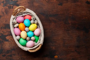 Paskalya tebrik kartı ile renkli Paskalya yumurtaları