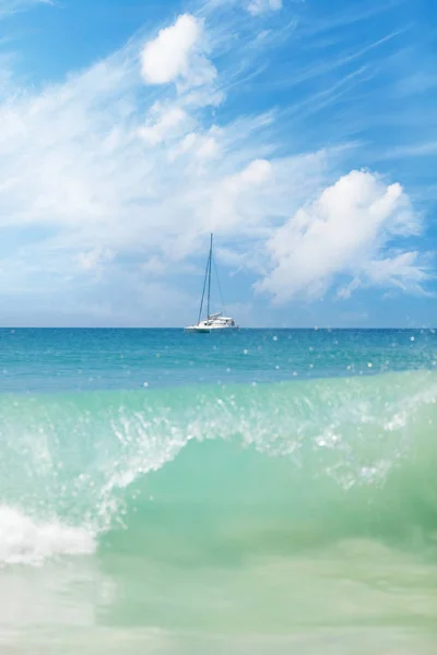 Літнє Тропічне Море Хвилями Блакитне Небо Хмарами Ідеальний Пейзаж Відпочинку — стокове фото