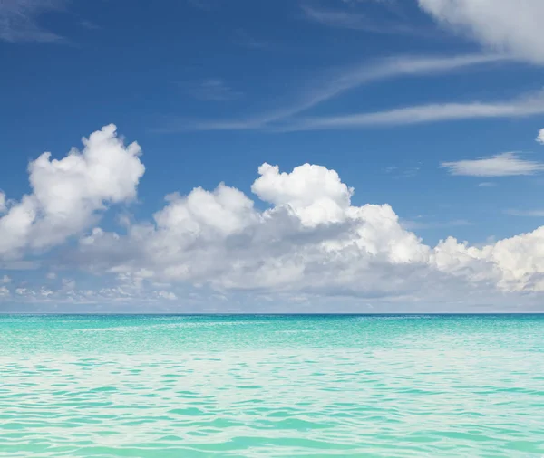 Letní Tropické Moře Modrá Obloha Mraky Perfektní Dovolená Krajina — Stock fotografie