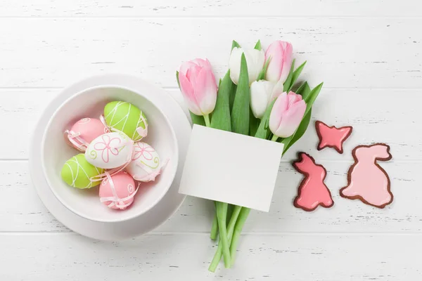 Cartão Páscoa Com Flores Tulipa Biscoitos Gengibre Ovos Páscoa Coloridos — Fotografia de Stock