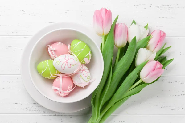 Pasen Wenskaart Met Tulp Bloemen Kleurrijke Paaseieren Bovenaanzicht — Stockfoto