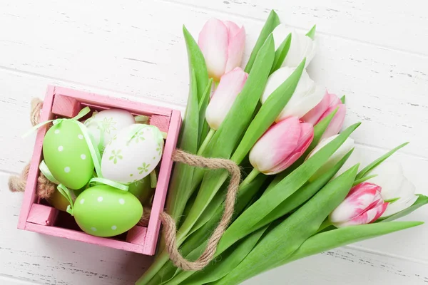 Ostergrußkarte Mit Tulpenblumen Und Bunten Ostereiern Draufsicht Auf Holztisch — Stockfoto