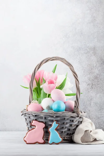 Cartão Páscoa Com Flores Tulipa Biscoitos Gengibre Ovos Páscoa Frente — Fotografia de Stock