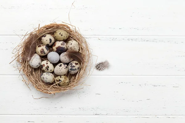 Pasen Wenskaart Met Kwartel Eieren Het Nest Bovenaanzicht Houten Tafel — Stockfoto
