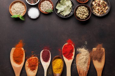 Çeşitli baharatlar ve otlar