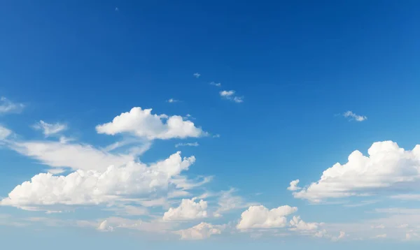 Céu azul e nuvens — Fotografia de Stock