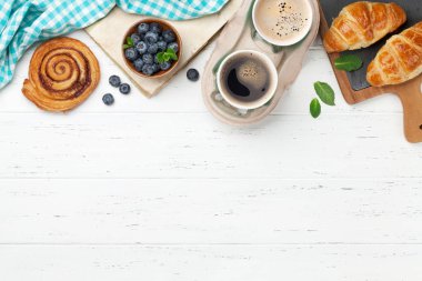 Kahve ve kruvasan kahvaltı