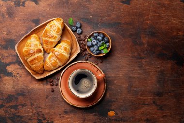 Kahve ve kruvasan kahvaltı