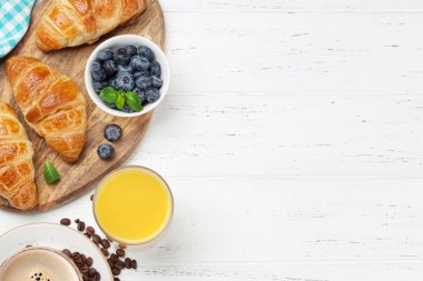 Kahve ve kruvasan kahvaltı